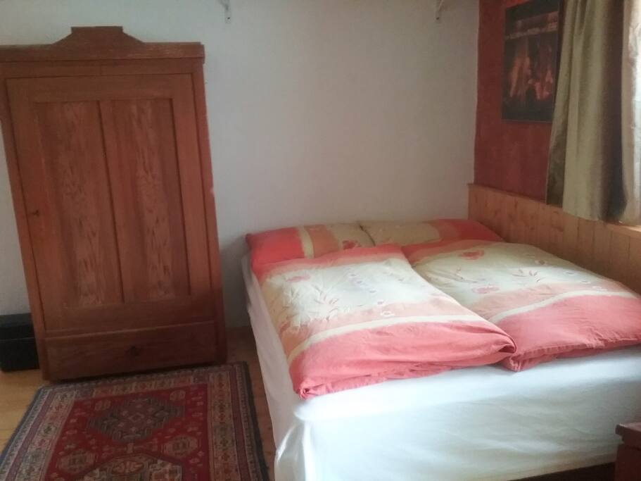 privates Zimmer mit Doppelbett