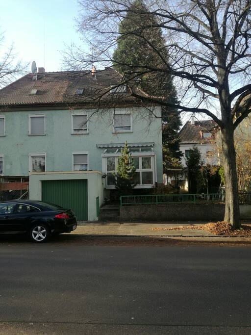 Rückseite des Hauses mit Garteneingang und Garagentor