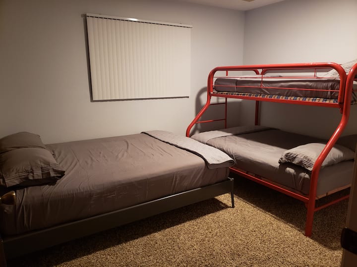 Krevat dopio
"BEDROOM-3"
Bunks - Twin over Full
Me banjë private të kompletuar