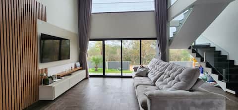 Airbnb em destaque: House in a gated community with air-conditioning. em Porangaba