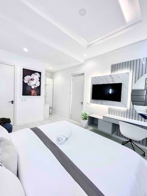 1 bedroom apartment with livingroom,pool&gym-Lekki