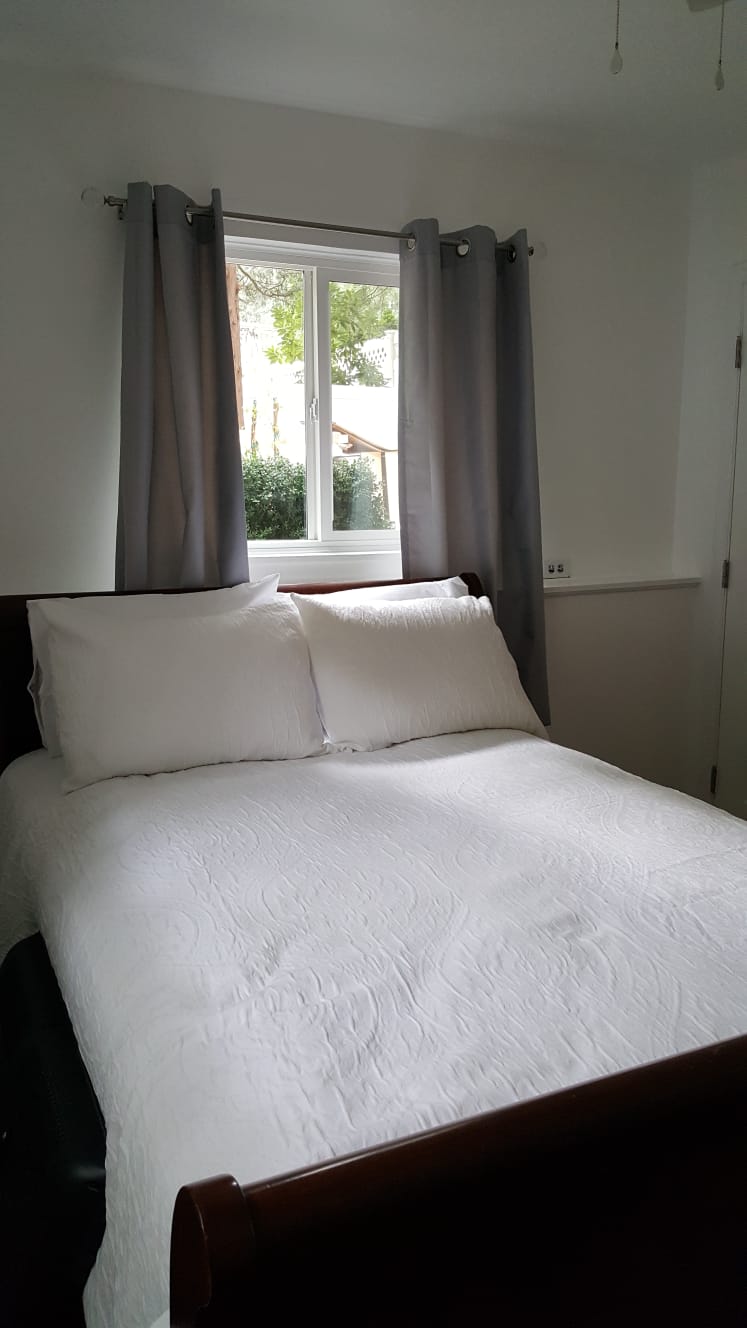 מיטה בגודל מלא, טלוויזיה, חדר הלבשה