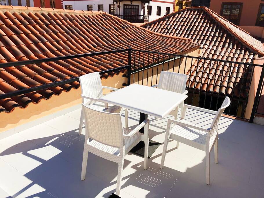 Solarium en la parte alta de la casa.
Cómodo para desayunar, almorzar o tener una cena romántica. Se divisan hermosos tejados de la zona antigua de Garachico.