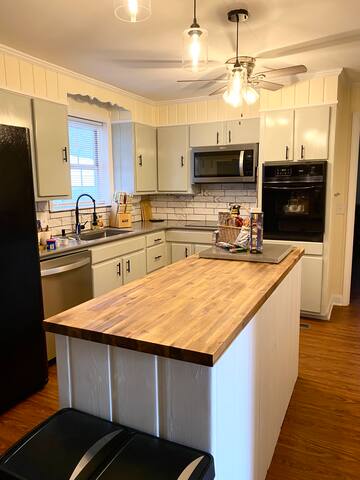 Easy access~3BR/3BA FAST Access to Airport/d’town gallery image 3