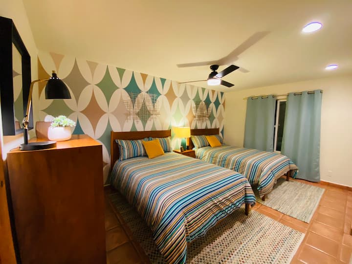 Პატივი ეცით პალმ-სპრინგზს, ფერადსა და შუა საუკუნეების დიზაინს.