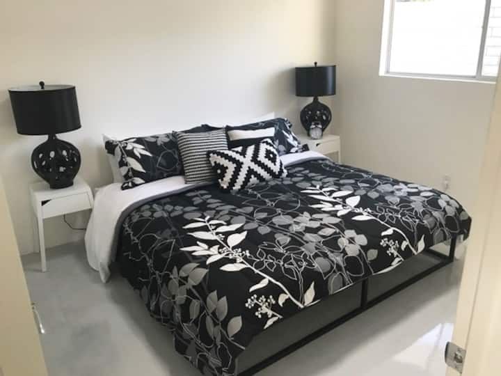 Спалня за гости: ултра удобно двойно легло, монтиран на стената смарт телевизор, DVD плейър, килер, будилник, скрин и стол. 