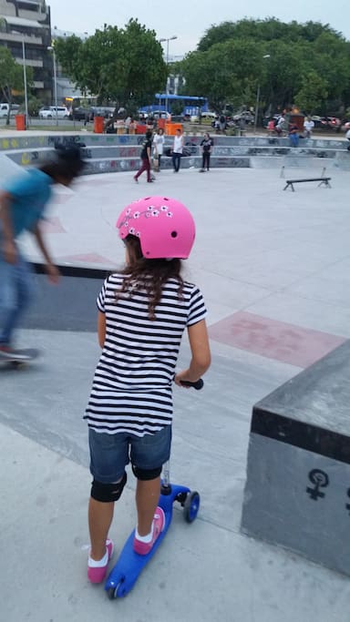 Ao lado (2km) da praça do Ó: Padaria, Churrascaria e pista de skate para todas as idades.