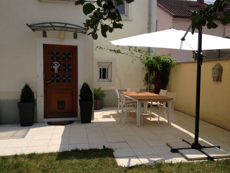 Un agréable jardin avec terrasse abritée "zen", idéal, pour les barbecues!