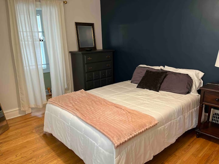 Chumba cha kulala kilicho na malkia mmoja na kimoja kimejaa. 