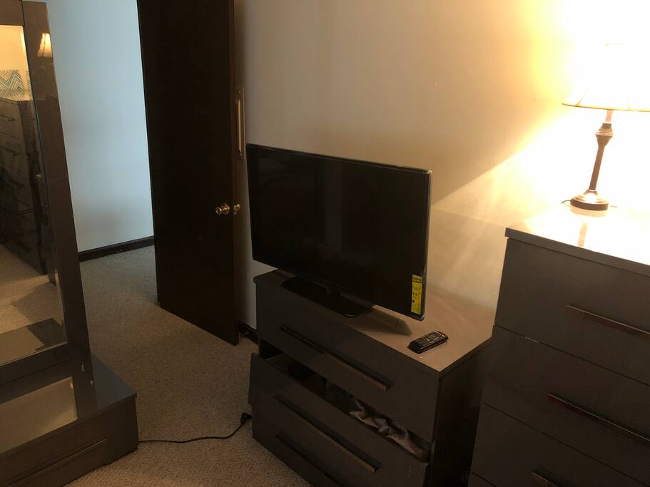 Guest bedroom with vizio tv