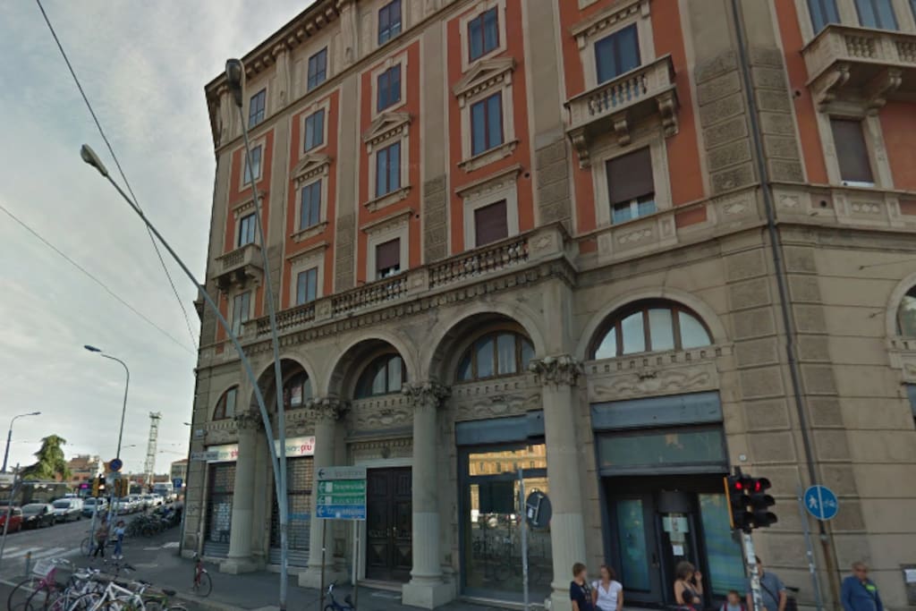 Esterno del palazzo storico, con terrazzo panoramico dell'alloggio..