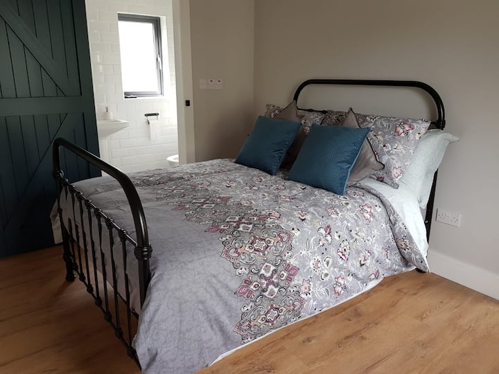 la segunda habitación tiene una cama matrimonial.