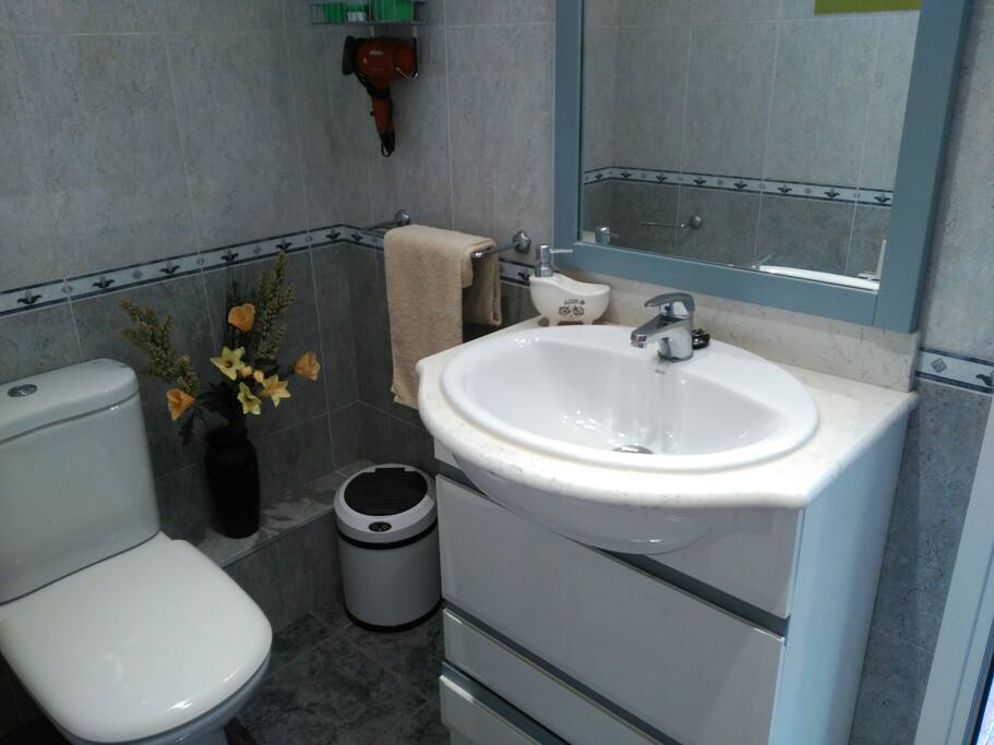 Amplio baño con todas las comodidades, no necesitas traer nada
