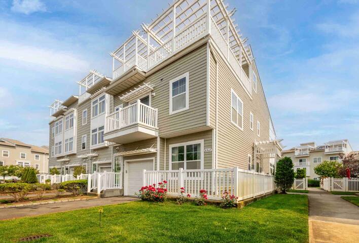 Spacious 4 Bedroom Home Near Beach and Subway gallery image 2