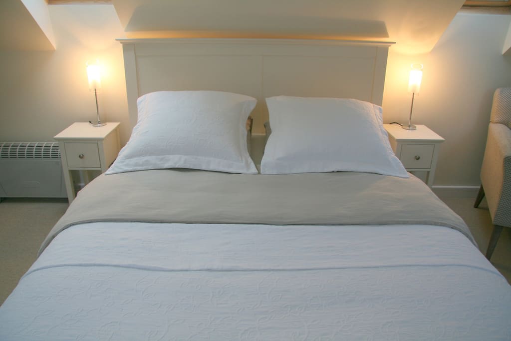 Comfortable double bed with a very comfortable Tempur mattress.