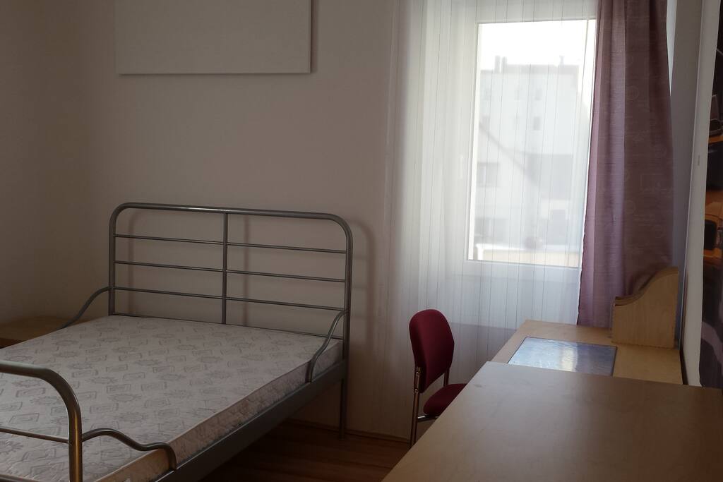 zimmer, bett 140 cm, natürlich mit kissen , decke und frischen bettwäsche