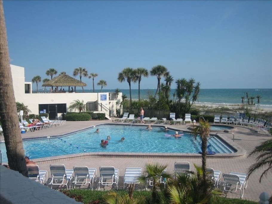 Large pool with hottub