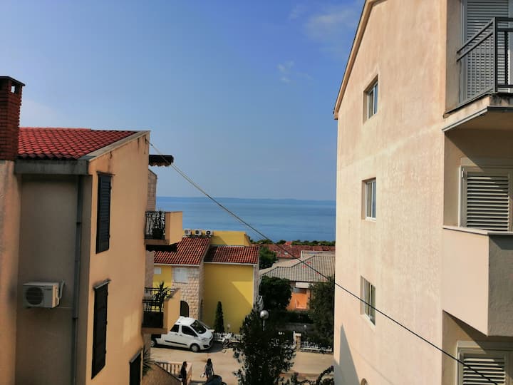 ŽUti Apartman S Pogledom Na More 2+1 - Makarska