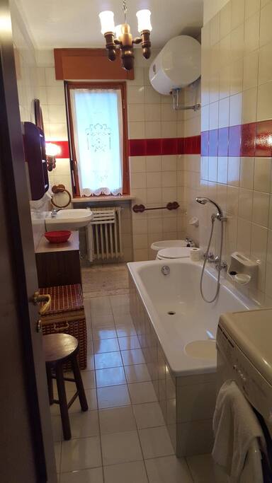 In bagno trovate la lavatrice