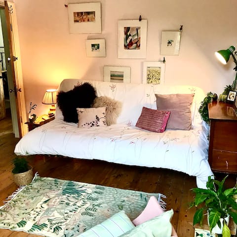 Successful Airbnb property: Opulent 2/3 bed annex; 2 bath, kitchen, living in City Of Nottingham