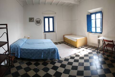 Priestranná a svetlá izba v toskánskych kopcoch.