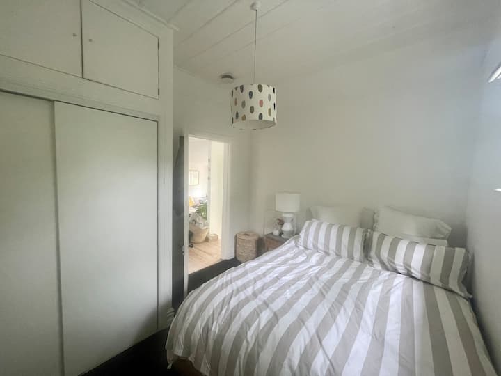Chambre secondaire avec lit queen size et grand espace de rangement