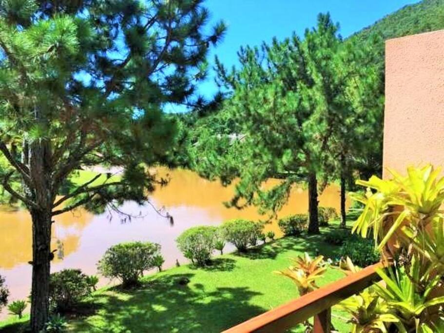 VARANDA COM VISTA PARA O LAGO