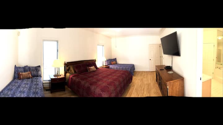 Main level Large Master Suite with King and 2 singles. 55 " new Flatscreen Smart TV with cable and blue ray DVD . Mellékelt fürdőszobai lakosztály extra nagy jacuzzival és külön zuhanyzóval.