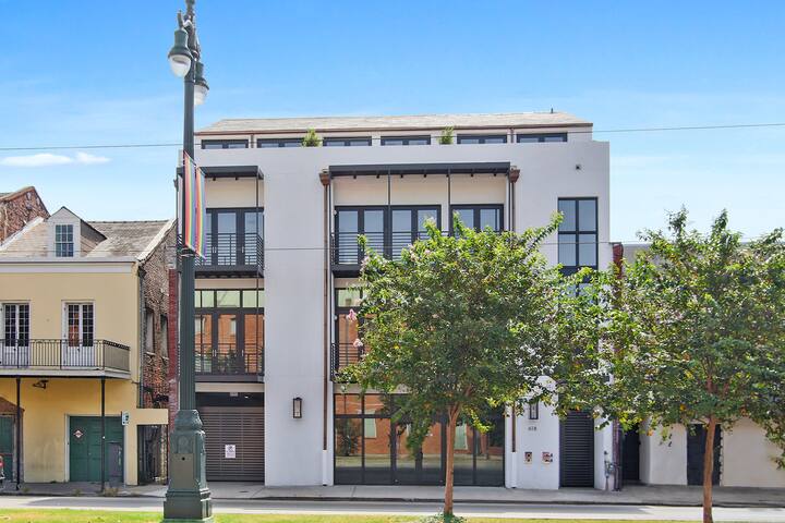 Luxury Condo in French Quarter w/ Private Parking