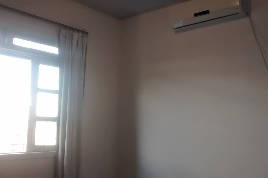 Ar condicionado quente/frio.