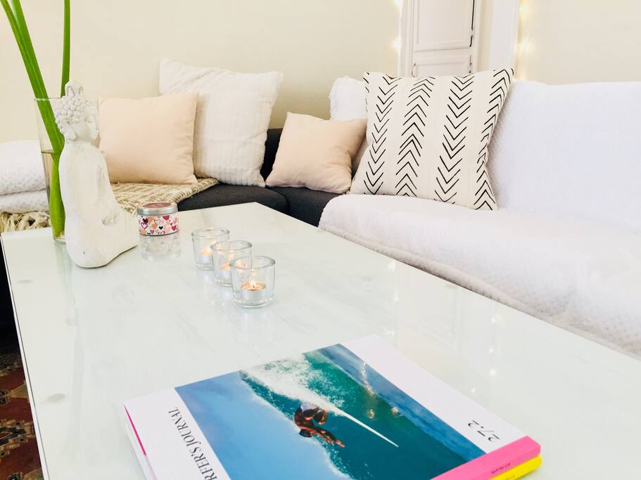 Zen mini budha + surf magazines.