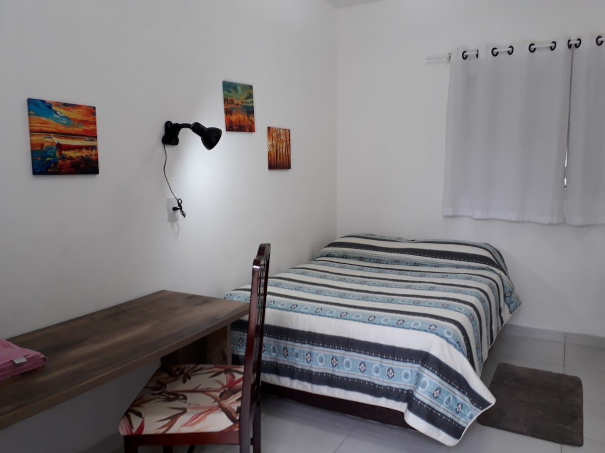 Si standard, dhoma e gjumit do të jetë e pajisur me një krevat dopio. Për 3 vizitorë, tavolina do të hiqet.