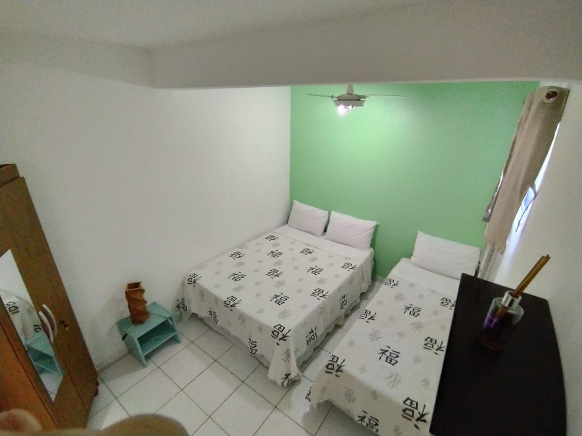 חדר שינה שלישי בבית עם מיזוג אוויר ומאוורר תקרה