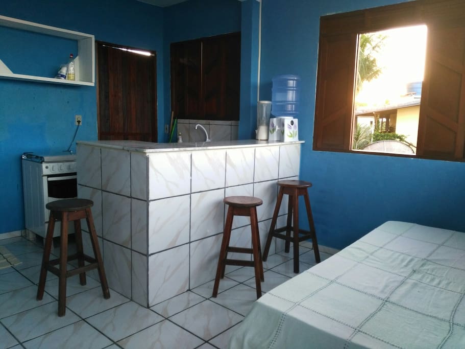 sala com cozinha, banheiro e lavandería. cama solteiro.