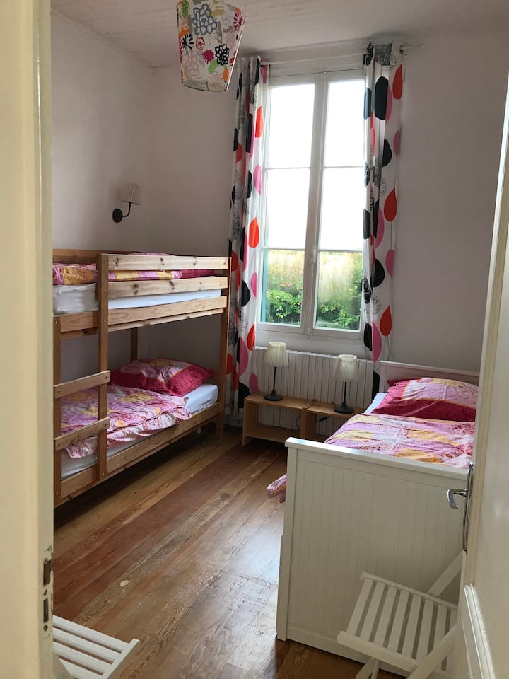 Quarto 4 com beliche (duas camas 90x200) e cama de solteiro ou de casal com gavetão (160 m)