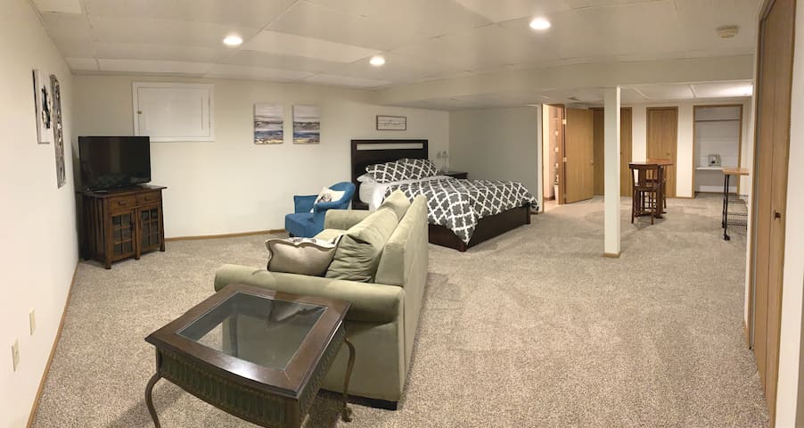 June's Place: Private Basement Suite near Airport