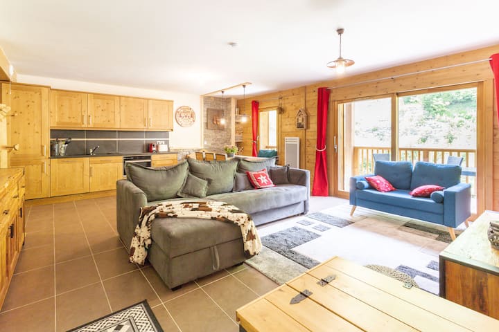 Bonita sala con vue en las pistas de esquí y las montañas