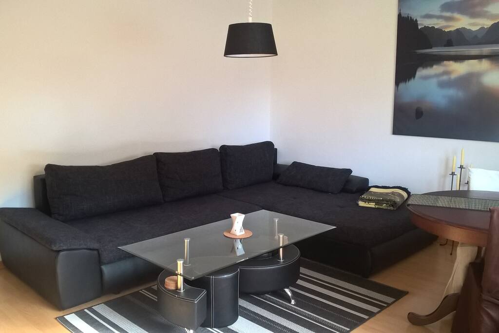 Gemeinsames WZ mit extrem gemütlicher Couch und Tv