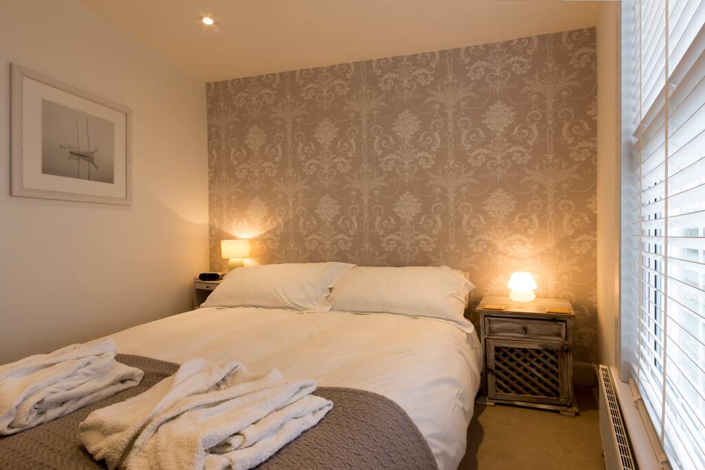Queen bedroom (room 2) - Robes included for your comfort