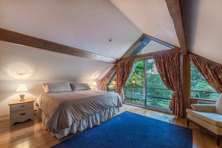 Spálňa s manželskou posteľou King na poschodí