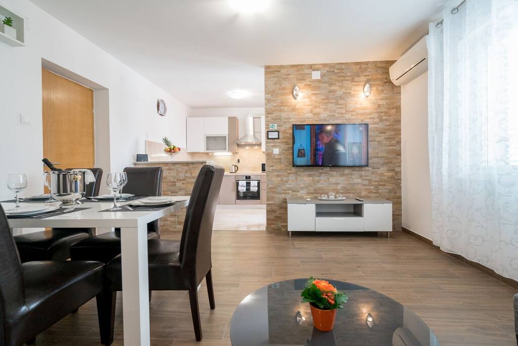 Livingroom and kitchen