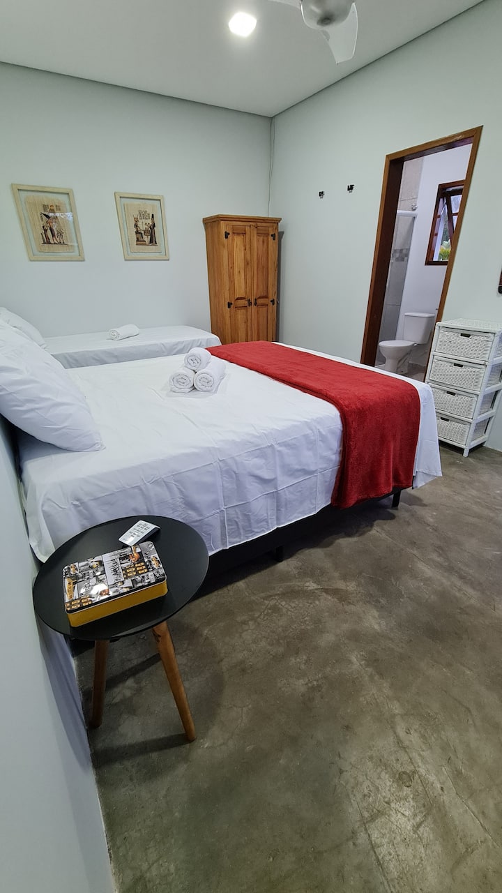 U sobi se nalazi bračni krevet i krevet za jednu osobu, prostor za odlaganje odjeće, klima-uređaj, stropni ventilator i zavjese za zamračivanje, što osigurava udobnost, praktičnost i miran san.