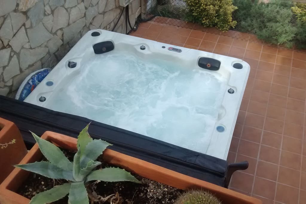 Brand new jacuzzi -- available all year