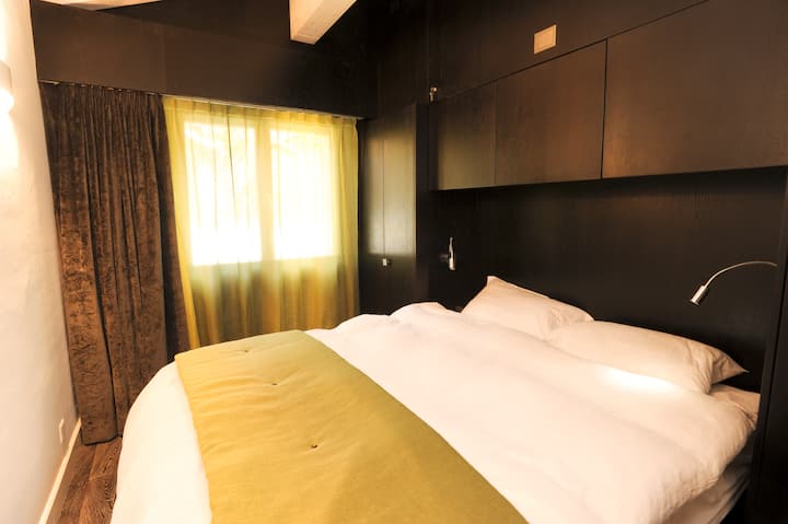 Chumba kikuu cha kulala mara mbili na madirisha yenye glazed mara tatu, vyumba vinavyoning 'inia na rafu, kabati juu ya kitanda, taa za kusoma na chini ya droo za kitanda