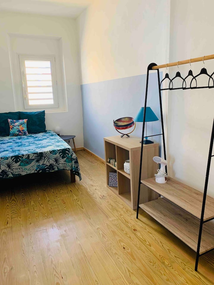 La habitación MER está climatizada con cama doble, armario, escritorio auxiliar y cuna.