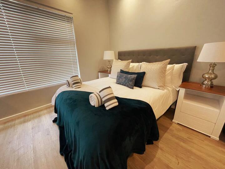 cama de tamaño queen bellamente cómoda con sábanas de lujo.