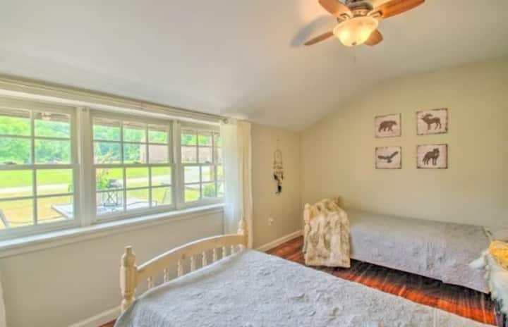 חדר שינה מס '2 מציע שתי מיטות נפרדות