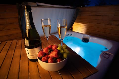 The SECRET GARDEN Luxury lodge with hot-tub.