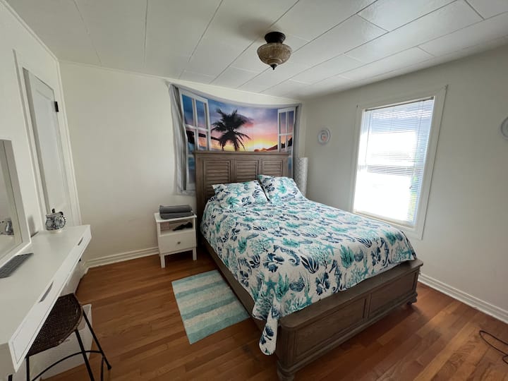 Krevat dopio "queen" super komod. Dollap i plotë, kotësi e pasqyruar dhe pamje në oborrin e pasmë. 