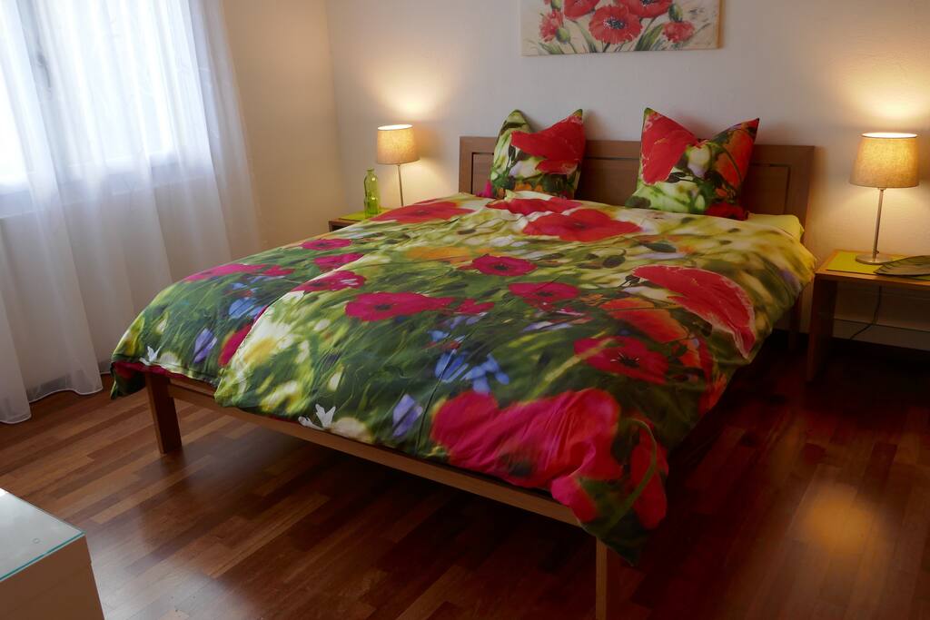 Grosses helles Schlafzimmer Bett 180 x 200